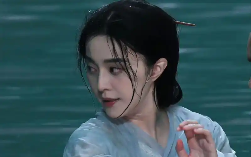 出水芙蓉,素颜范冰冰,她的美出淤泥而不染,生图素颜直出,那年她36岁