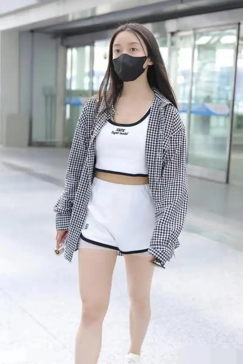 姜贞羽现身北京机场 ,身穿白色短裤大长腿十分吸睛#明星生图大赏