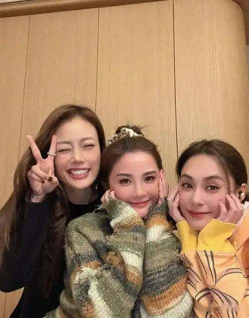 钟欣桐和容祖儿为阿sa庆生 三人亲密合影姐妹情深_蔡卓妍_生日_配文