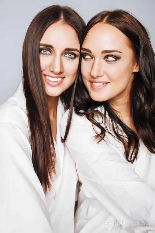 两姐妹双胞胎合影,照片,制作穿着相同的白色衬衫