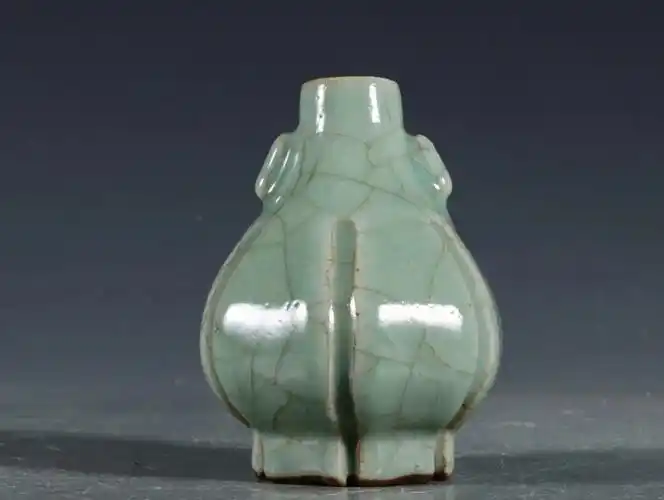 南宋官窑粉青釉双耳凹凸瓶