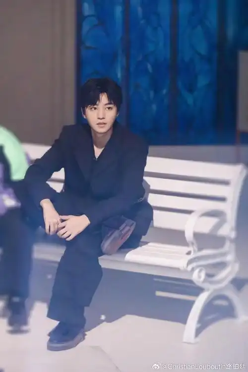 纯黑鞋面呼应复古潮流,以运动风范刻画少年力量.王俊凯超话