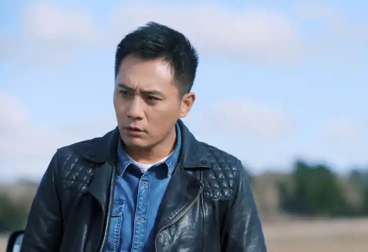 酒后失态网曝刘烨醉酒路边小便却特意换上墨镜遮掩