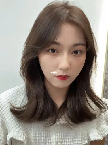 每个男生都无法抗拒这个气质王一梨木色没有过分夸张_接头发_显白