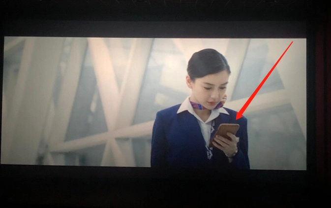 《中国机长》baby手机穿帮了?镜头拉近后,瞬间引起网友热议