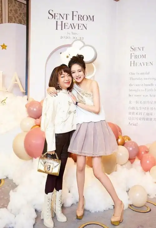 安以轩故意剪掉儿子生日t恤翘起腰身秀出大长腿