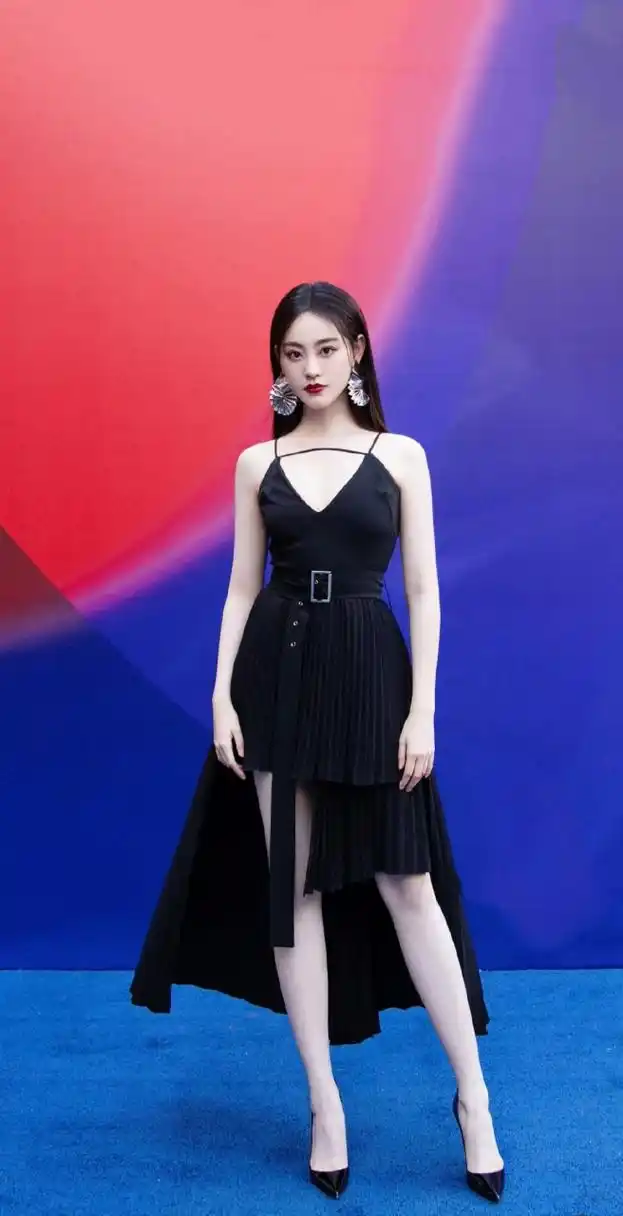 性感女神#祝绪丹# 一袭黑色吊带高开叉礼裙,飘逸秀发,烈焰红唇,清纯