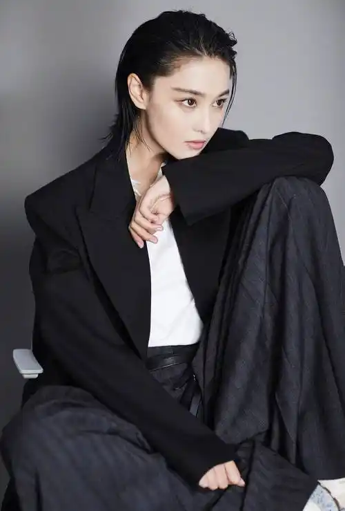 军嫂张馨予短发出演《号手就位》,嫁给军人让她再度翻红_女人_生活化