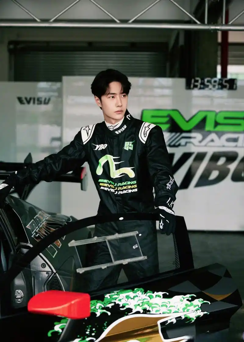 王一博赛车服造型六宫格#    85号赛车手王一博帅爆辣啊啊啊!