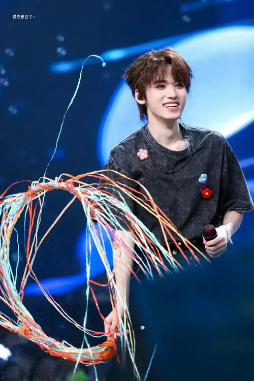 宋亚轩楼外楼演唱会##宋亚轩solo舞台不枉