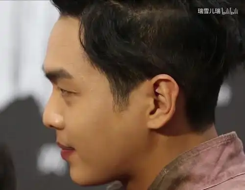 张若昀的怼脸拍侧颜,优越的眉骨,高清镜头下好好.