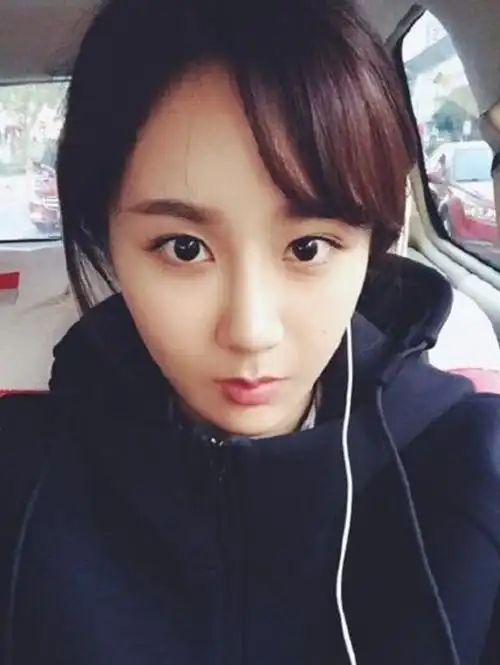 杨紫终于会自拍了,素颜面对镜头搞怪卖萌,网友:粉嫩的女高中生