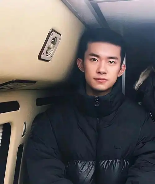 易烊千玺未来无界  #易烊千玺寸头照  #宝藏男孩易烊千玺  #少年的