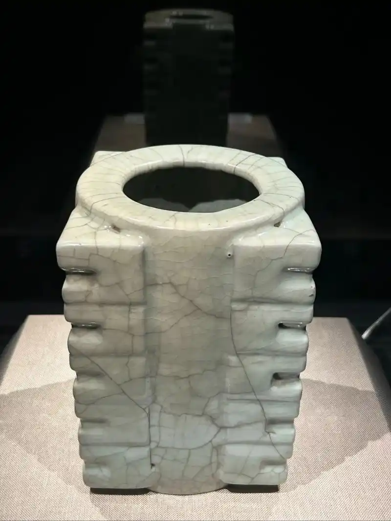 上海龙美术馆,宋代官窑琮式瓶.传世仅存的四件之一.刘益谦20