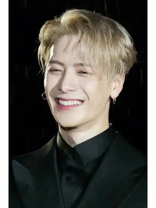 真的很爱看王嘉尔笑