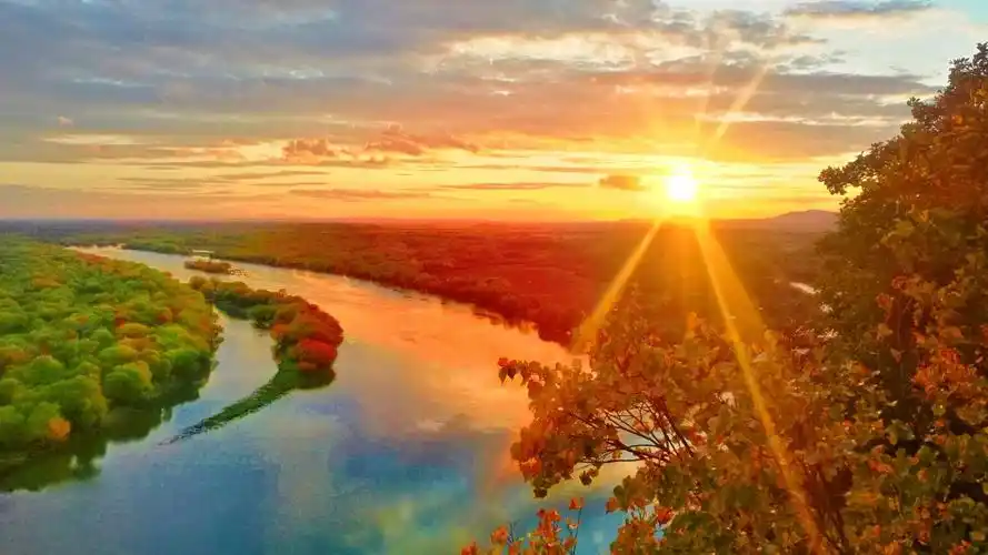 五花山下的东安镇与石林山的美景,让人心旷神怡