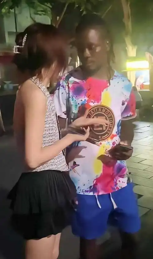 年轻女子搭讪黑人小伙,双方交流半天,做出ok手势双双离开