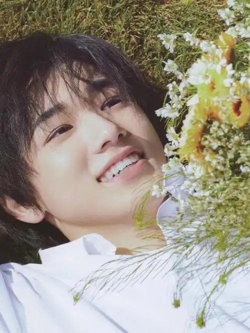 心情都变好了#宋亚轩  #治愈系笑容  #治愈  #少年与花