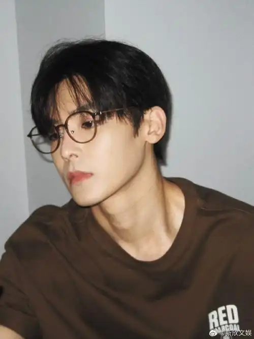 侯明昊顺毛戴眼镜