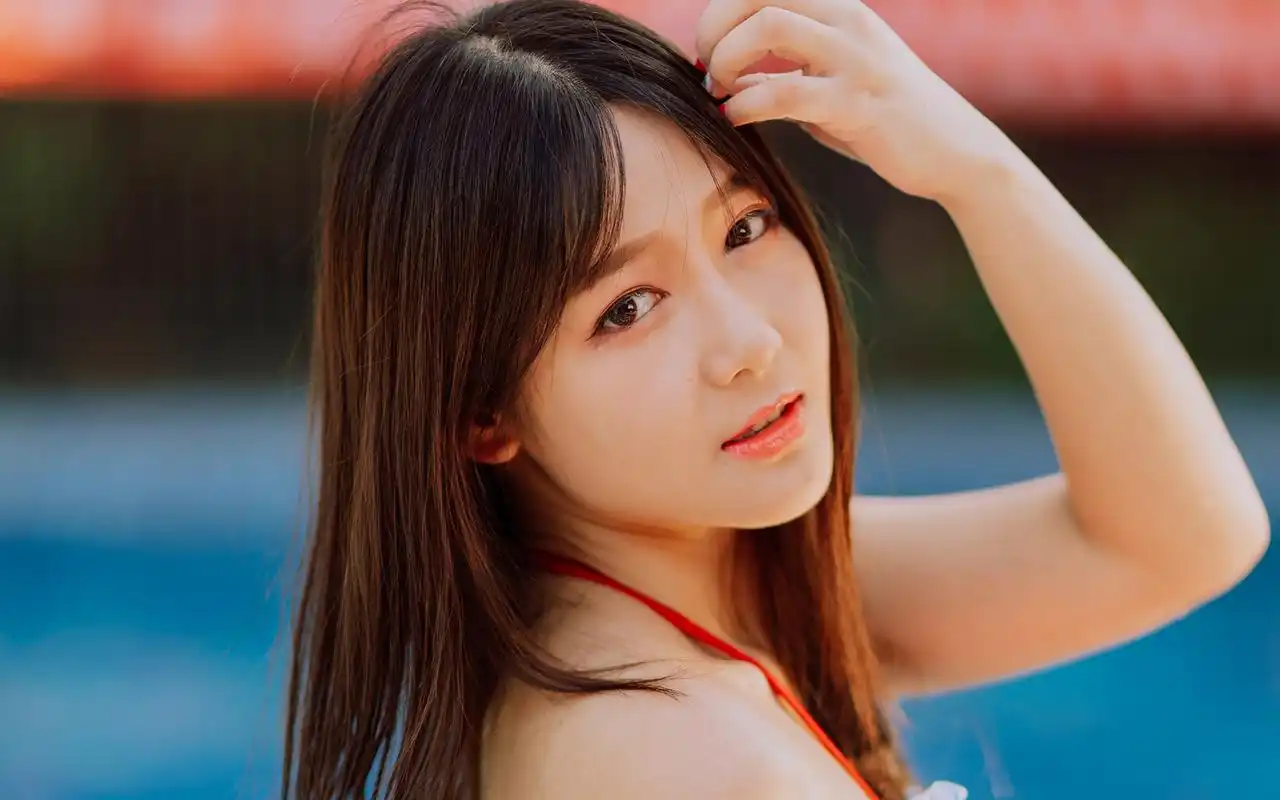 泳装美女泳池性感高清桌面壁纸