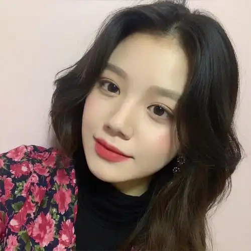 中分微卷长发,有利于气质的提升