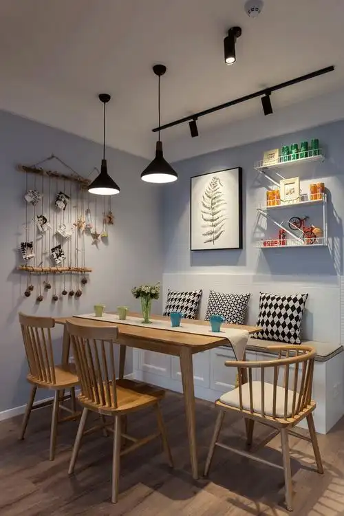 说到餐厅装修,许多人首先选择的就是摆放一张传统的餐桌,对于小户型来