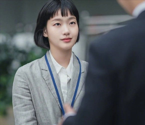 柔美的细胞君新剧照金高银留齐刘海短发状态减龄比预告好