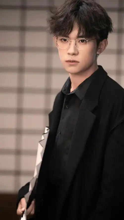 易烊千玺儒雅帅气手机壁纸