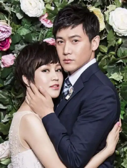 鲍蕾晒照为老公陆毅庆生:长不大的孩子