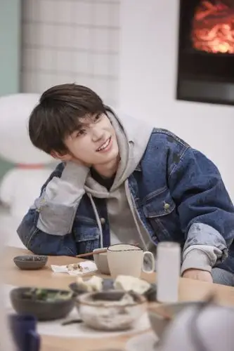 易烊千玺工作室更博,广播小站成员小易的电台生活日常