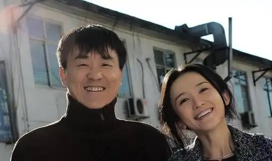 老戏骨何冰演艺圈的一股清流与妻子结婚26年零绯闻