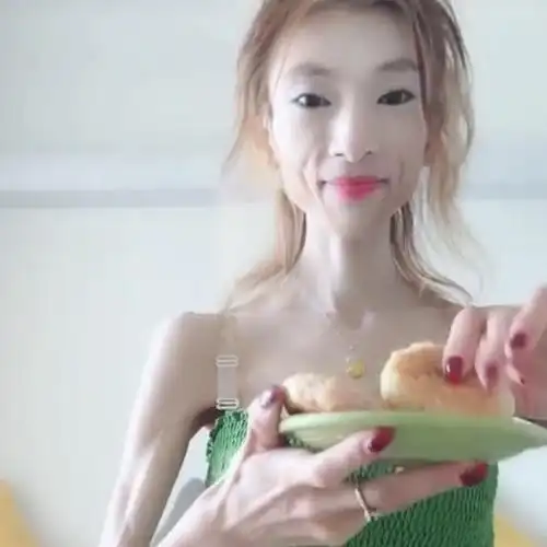 这位瘦到只剩皮包骨的女孩也因为瘦而在网络上走红,因为太瘦就连吃