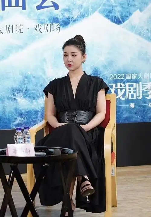 李小萌生完二胎大变样生图胖了一圈脸嘟嘟的穿黑裙却显大妈范