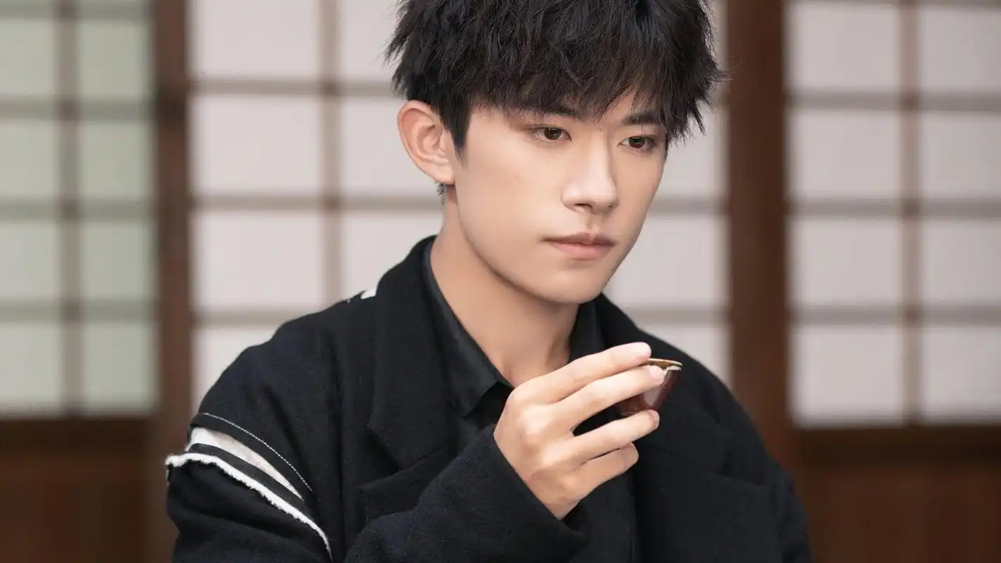 易烊千玺明星风尚壁纸12