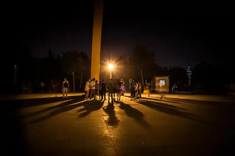 军校广场上的一群人