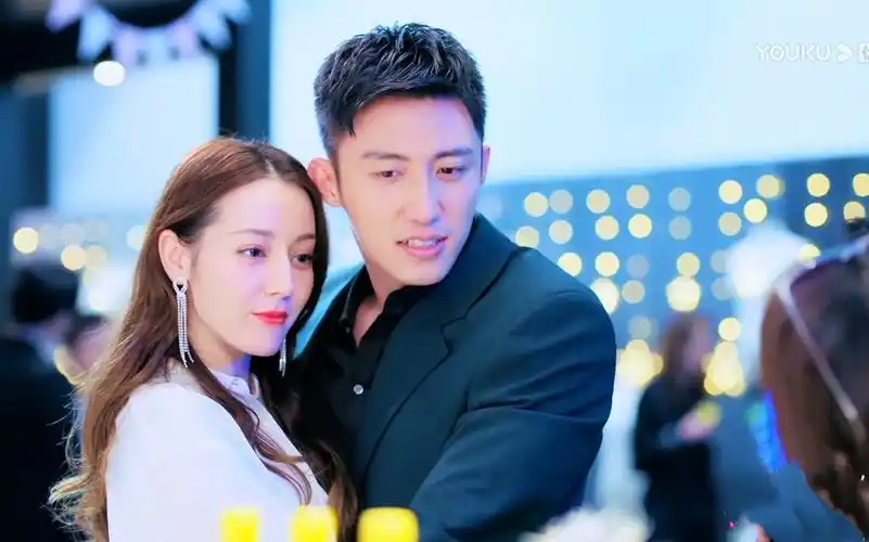 【黄景瑜×迪丽热巴】来看看甜腻小情侣的"演技"经得住细节放大的考验