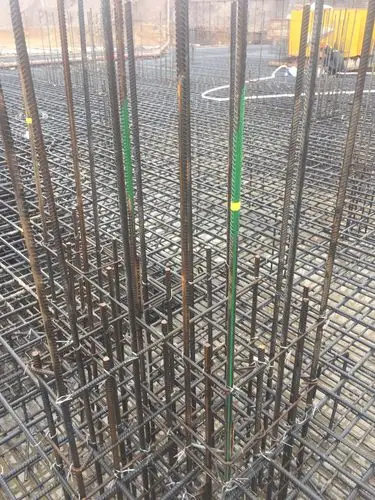 利用柱子主筋作避雷引下线,用油漆标色