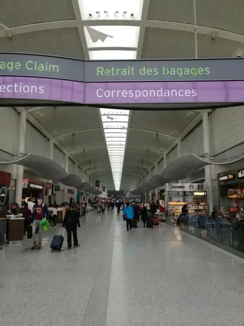 航班经过近5小时的飞行,于当地时间下午4时安全抵达多伦多机场.