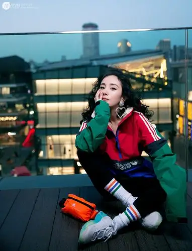 杨幂,女演员,大陆明星,运动装,卷发发型,丸子头,杨幂丸子头卷发发型