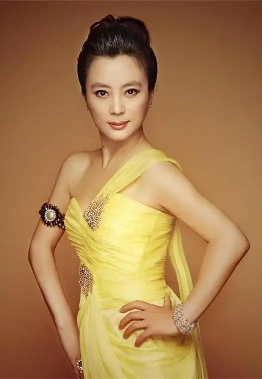 李玲玉:多才多艺的艺术家 李玲玉,中国流行音乐歌手,演员,主持人,代表