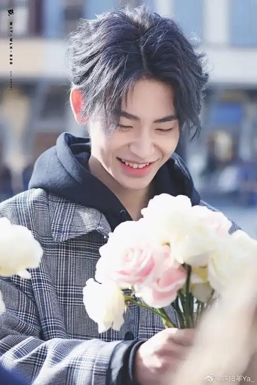 小鬼王琳凯超话#王琳凯可爱#小琳的微笑能治愈我的所有不开心,我的