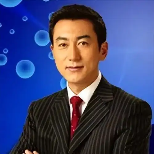 央视主持人鲁健朗诵《小轿和村庄》