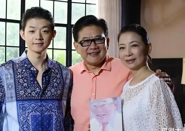 从"上海第一主持人"成为笑柄,曹可凡终于走到这一步