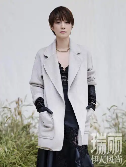 马伊琍登《瑞丽》杂志封面 简约造型轻松演绎秋日森系感