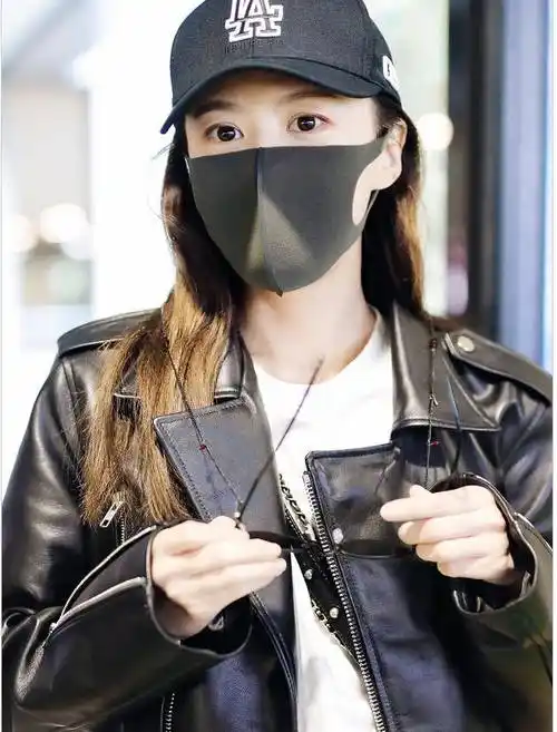 李金铭身穿阔腿牛仔裤配黑色运动鞋现身机场 行走间俏皮可爱_手机搜狐