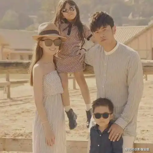 周杰伦罕见晒2岁女儿作品:引发大咖赞叹!网友:吹捧有意思吗?