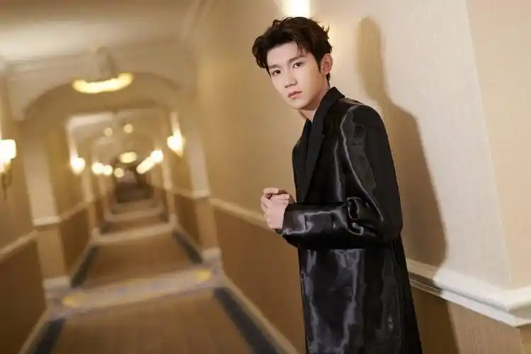 王源跨年舞台打包送上,歌手源的高光时刻一个都不容错过