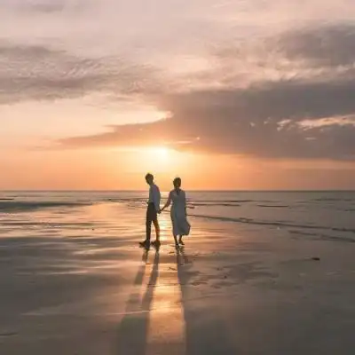 夕阳下大海边公园中唯美意境情侣头像