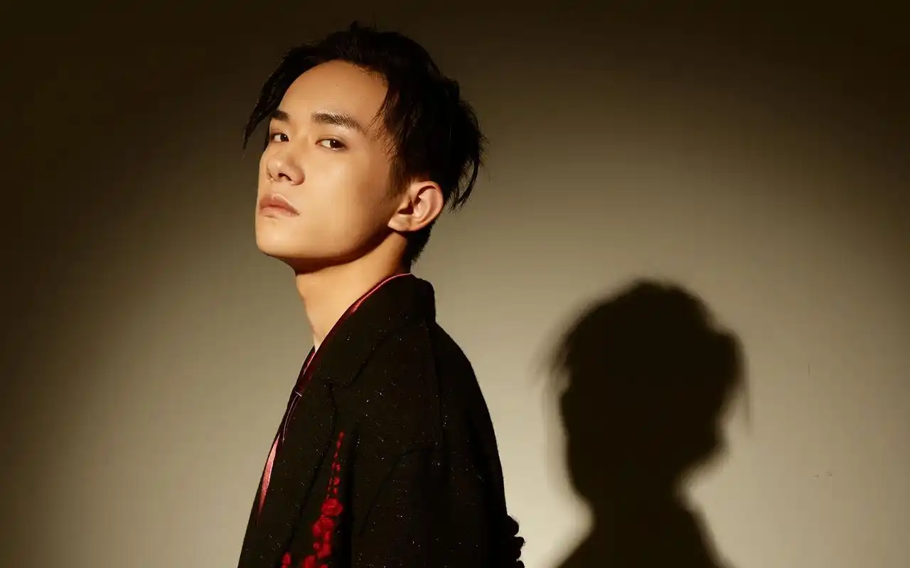 易烊千玺个性solo帅气写真高清壁纸