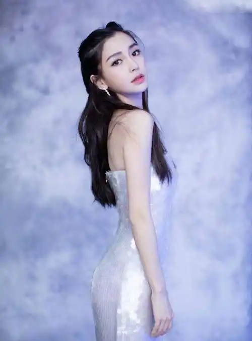 修身又显身材的裙子也就成为了不少女明星们喜欢的着装,而杨颖自然也